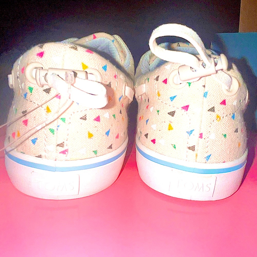 New in Box, Toms size 6 (running very big-fits 7 too) Ladies - multicolored - Picture 5 of 10